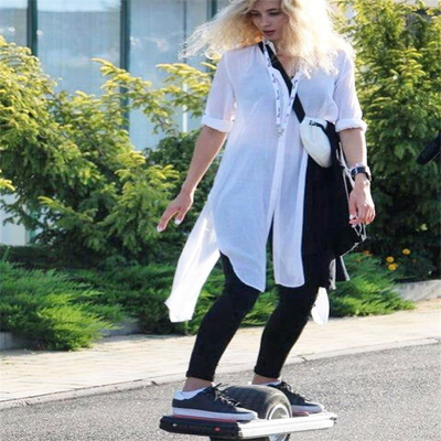 700W Electric Skateboard One Wheel Hoverboard 18-25km Dengan Ban Stabil