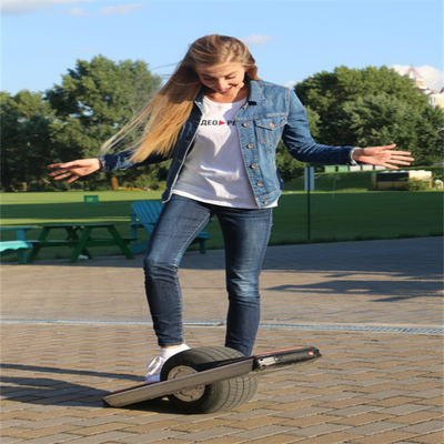 Papan Selancar Listrik Satu Roda 18-25km Skateboard Manual Satu Roda Dengan Rel Pelindung